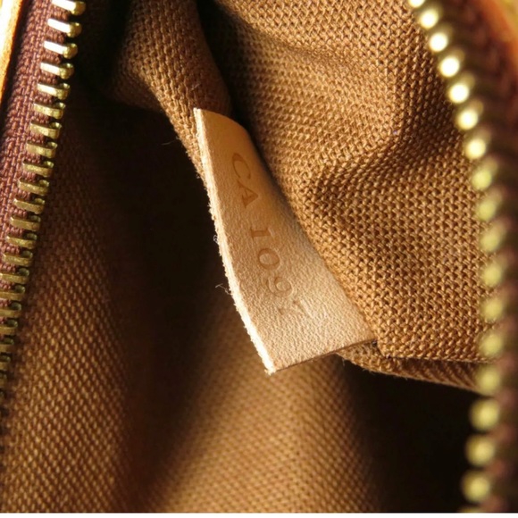 LOUIS VUITTON Shoulder Bag Aves Monogram - Picture 6 of 8